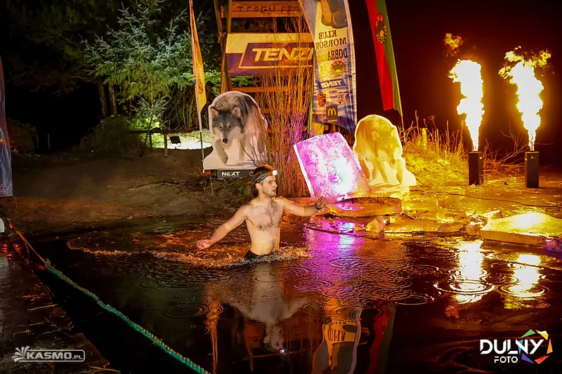Maszyny ognia na nocnej imprezie morsów
