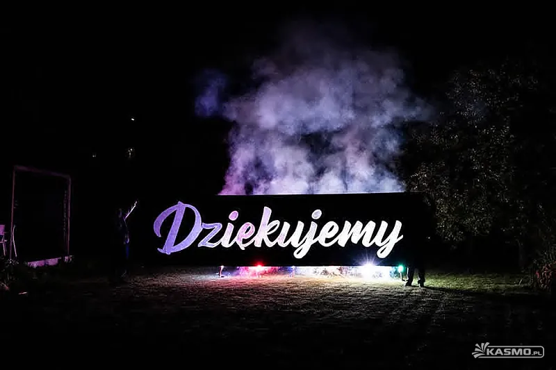 Podświetlany napis „Dziękujemy” w kolorowym dymie
