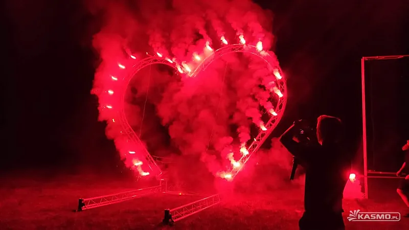 Płonące serce pirotechniczne w czerwonym dymie