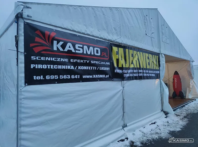 Namiot KASMO z banerem „Fajerwerki” zimą (2021)