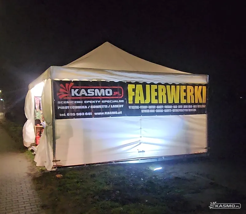 Oświetlone stoisko KASMO z fajerwerkami nocą (2024)